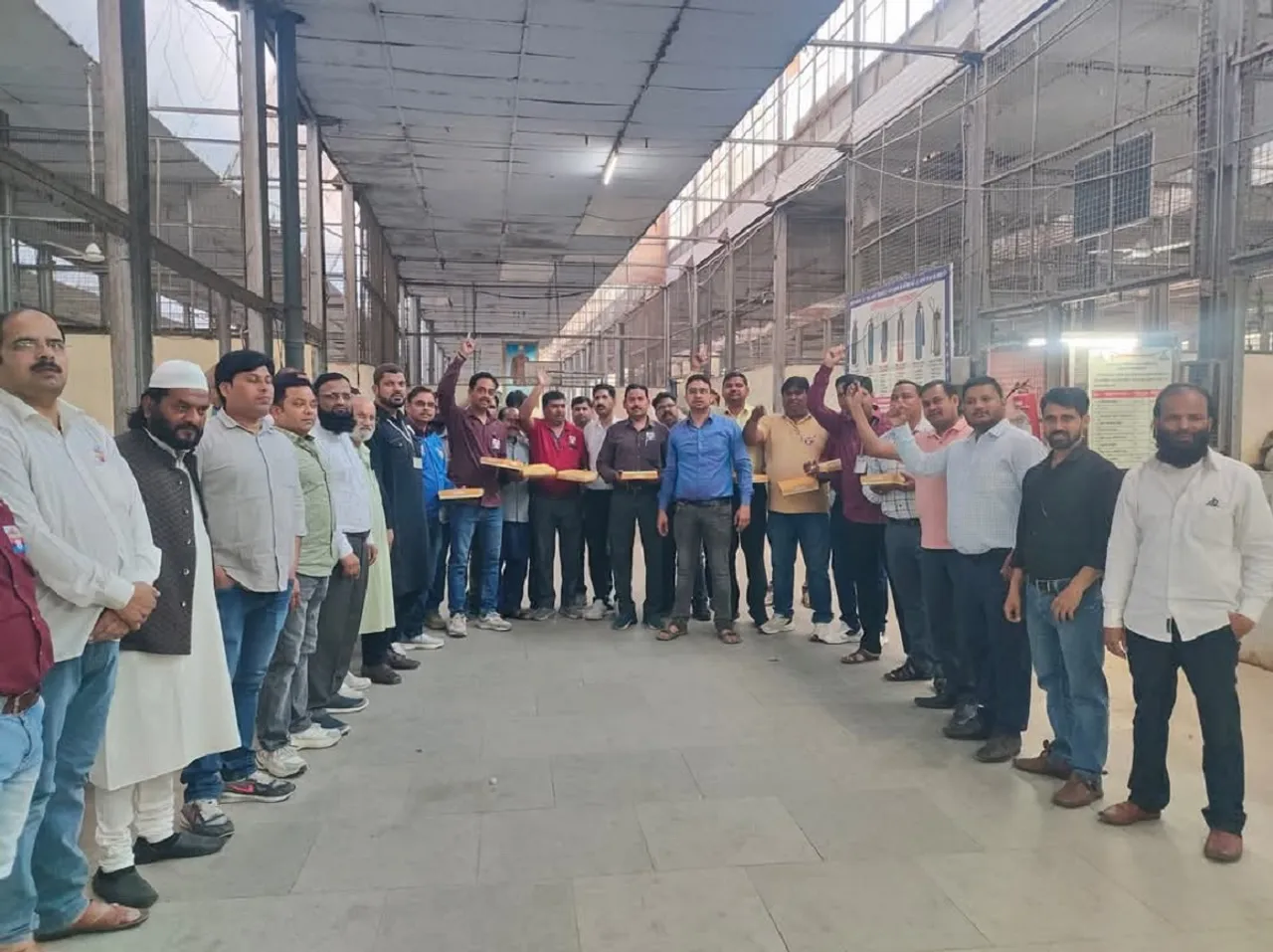 प्रदर्शन करते कर्मचारी 