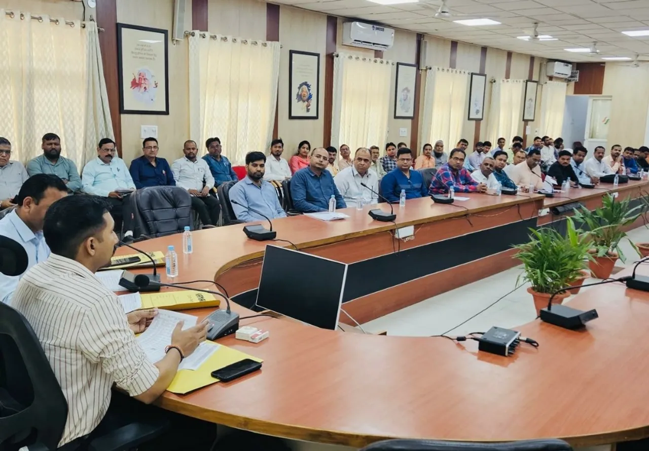 बैठक करते लखनऊ जिलाधिकारी 