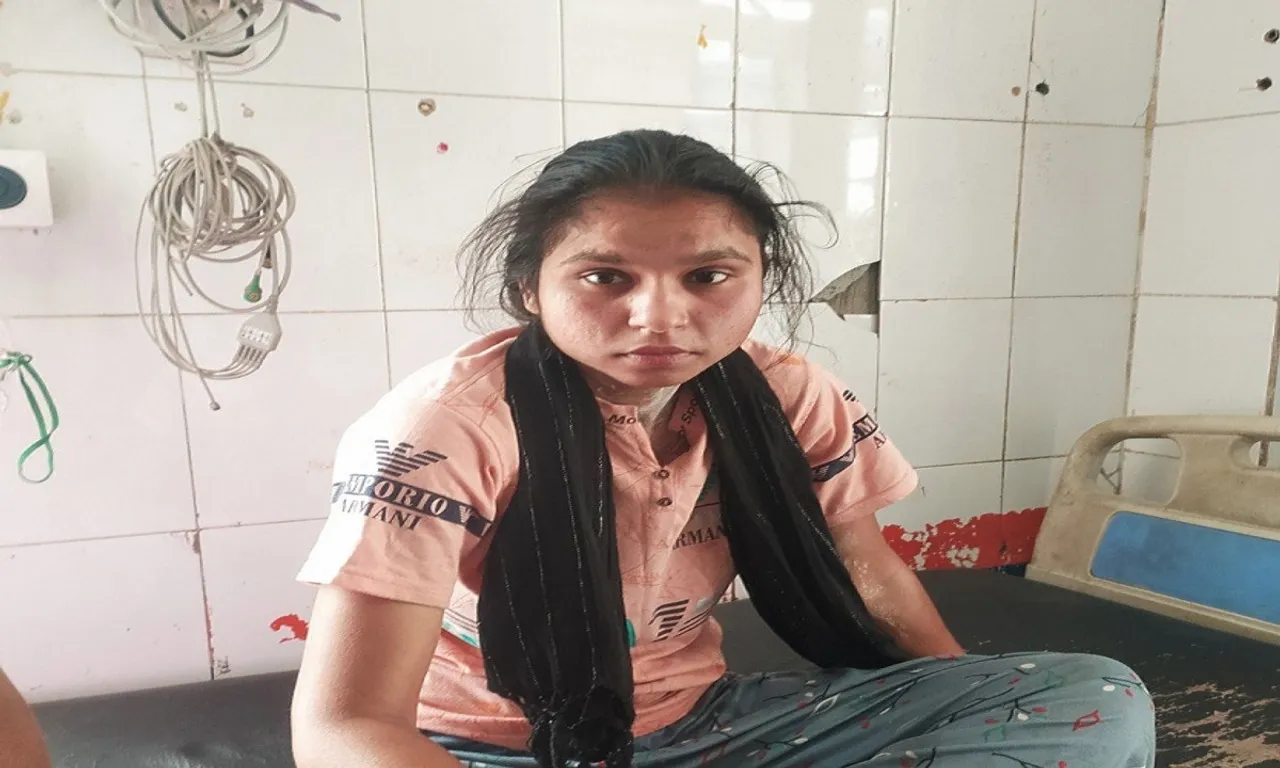 जिला अस्पताल में भर्ती  शालू 