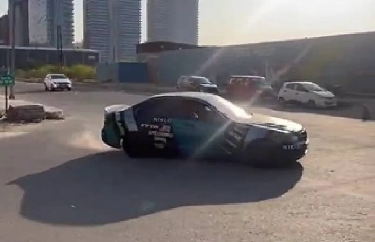 Noida car stunt 10
