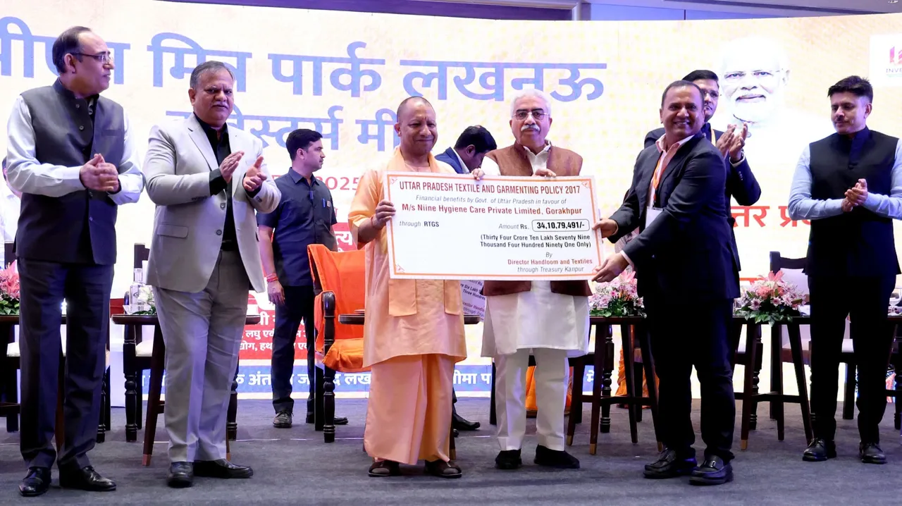 लखनऊ में आयोजित इन्वेस्टर्स मीट में निवेशकों को प्रोत्साहन राशि वितरित करते सीएम योगी