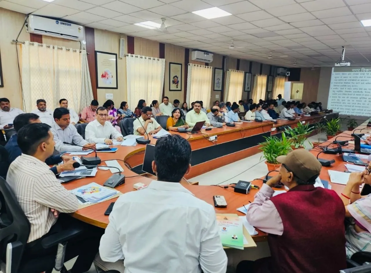 बैठक करते जिलाधिकारी 