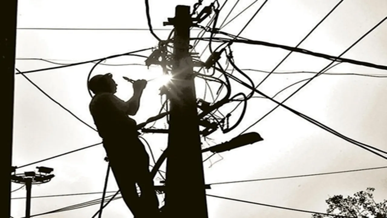 Power cuts many areas Lucknow power