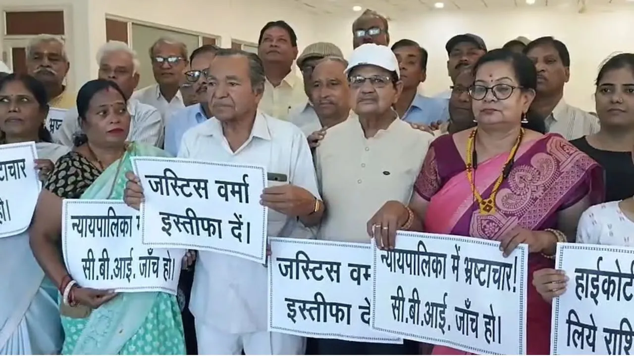 जबलपुर में जस्टिस वर्मा के खिलाफ प्रदर्शन