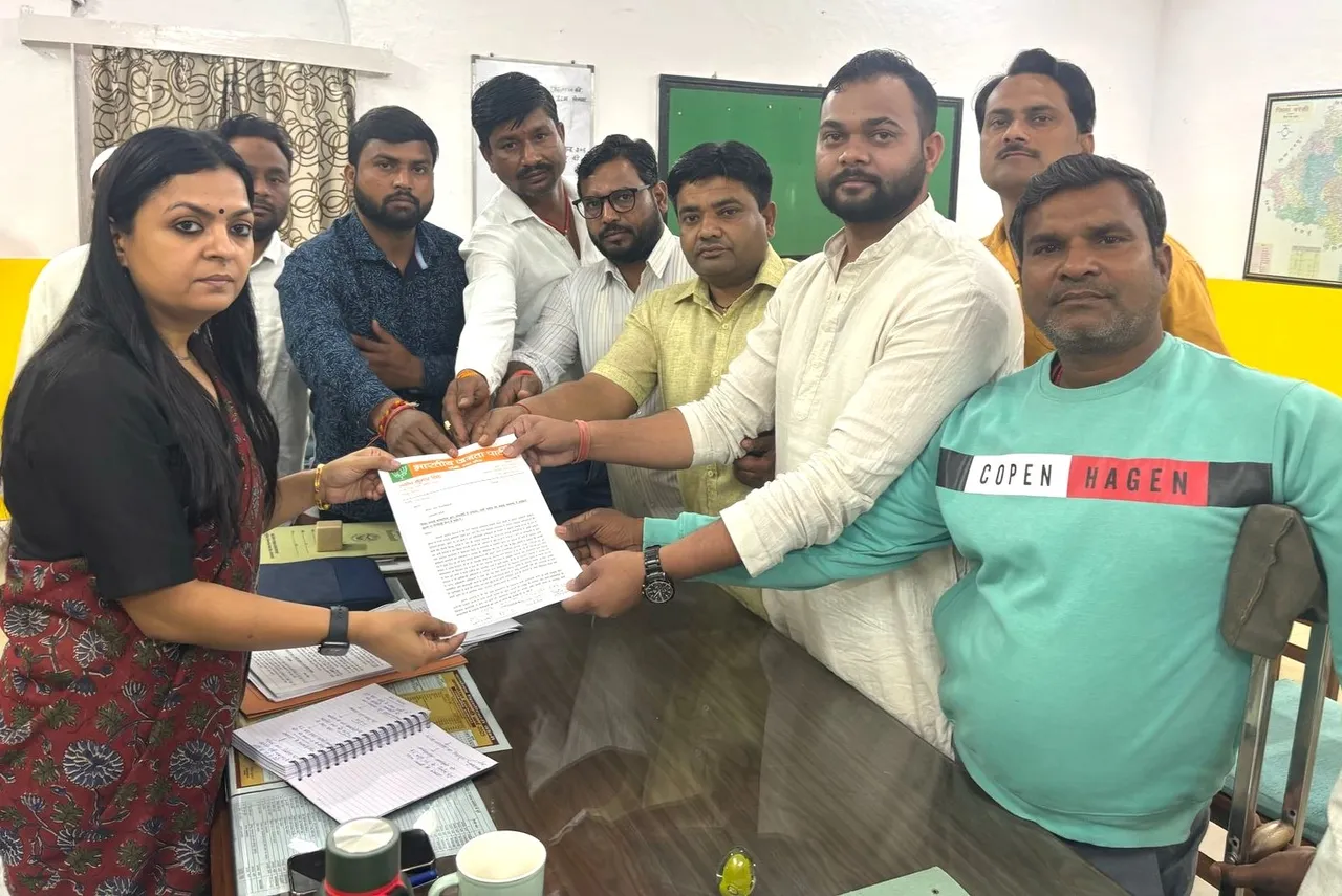 संविदा सफाई कर्मी से परेशान सभासद