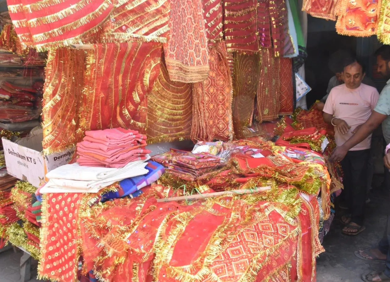 जयपुरिया चुन्नी से मां का होगा श्रृंगार, नवरात्र में चुन्नी का पहुंच एक करोड़ के पार कारोबार  मंदिरों में जयपुरिया चुन्नी से मां का सिंगर होगा। इस नवरात्र मां का स्वरूप जयपुरिया और राजस्थानी चुन्नी से खिल उठेगा। रबर प्रिंट और एंब्रॉयडरी वाली चुन्नी भी मां श्रृंगार में चार चांद लगा देगी।