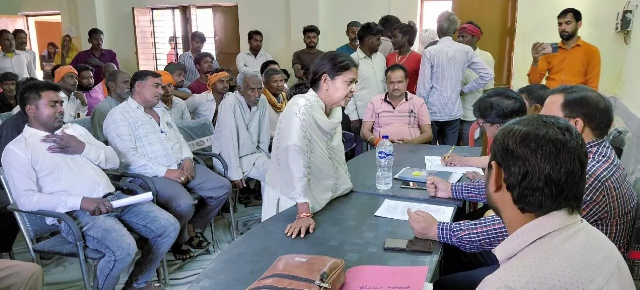 भगतपुर ब्लॉक की ग्राम पंचायत निवाड़खास निवासी शंकर सिंह पुत्र सोमपाल सिंह ने तहसील दिवस में सरकारी सस्ते गल्ले विक्रेता की जांच ओर काफी अपात्र लोगो के अंत्योदय कार्ड बनाये हैं।