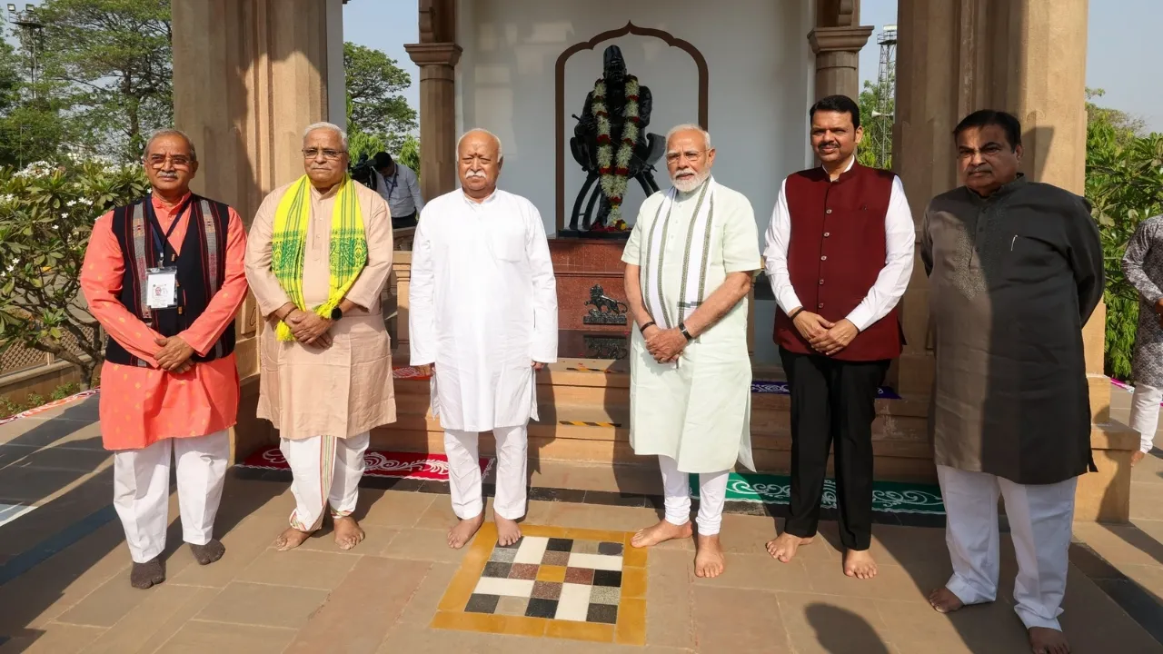 नागपुर स्थित संघ मुख्यालय में पीएम नरेंद्र मोदी, संघ प्रमुख डा. मोहन भागवत, केंद्रीय मंत्री नितिन गडकरी और सीएम (महाराष्ट्र) देवेंद्र फडणवीस