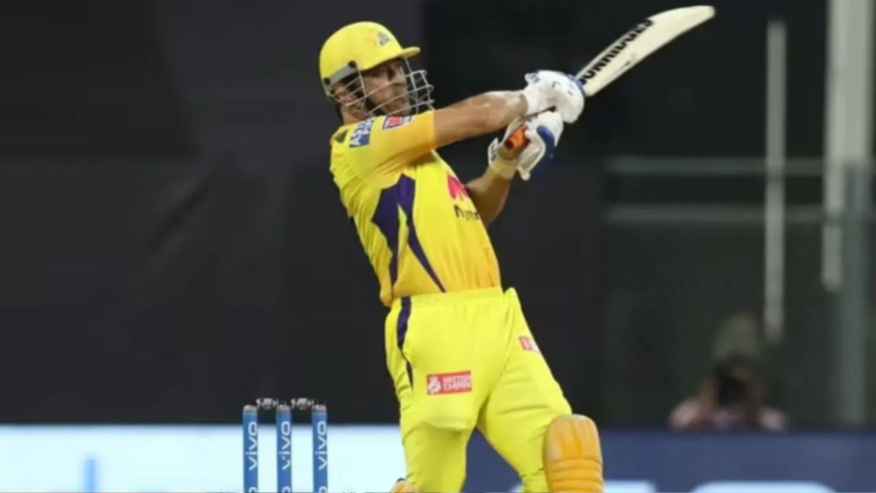 Dhoni hits three coscutive sixes