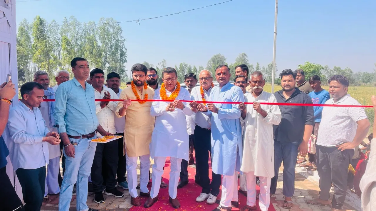 फीता काटकर स्विमिंग पूल का शुभारंभ करते पूर्व विधायक 