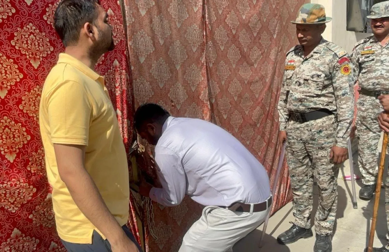 टैक्स जमा ना करने पर नगर-निगम ने आज मिड टॅाउन होटल को सील कर दिया।