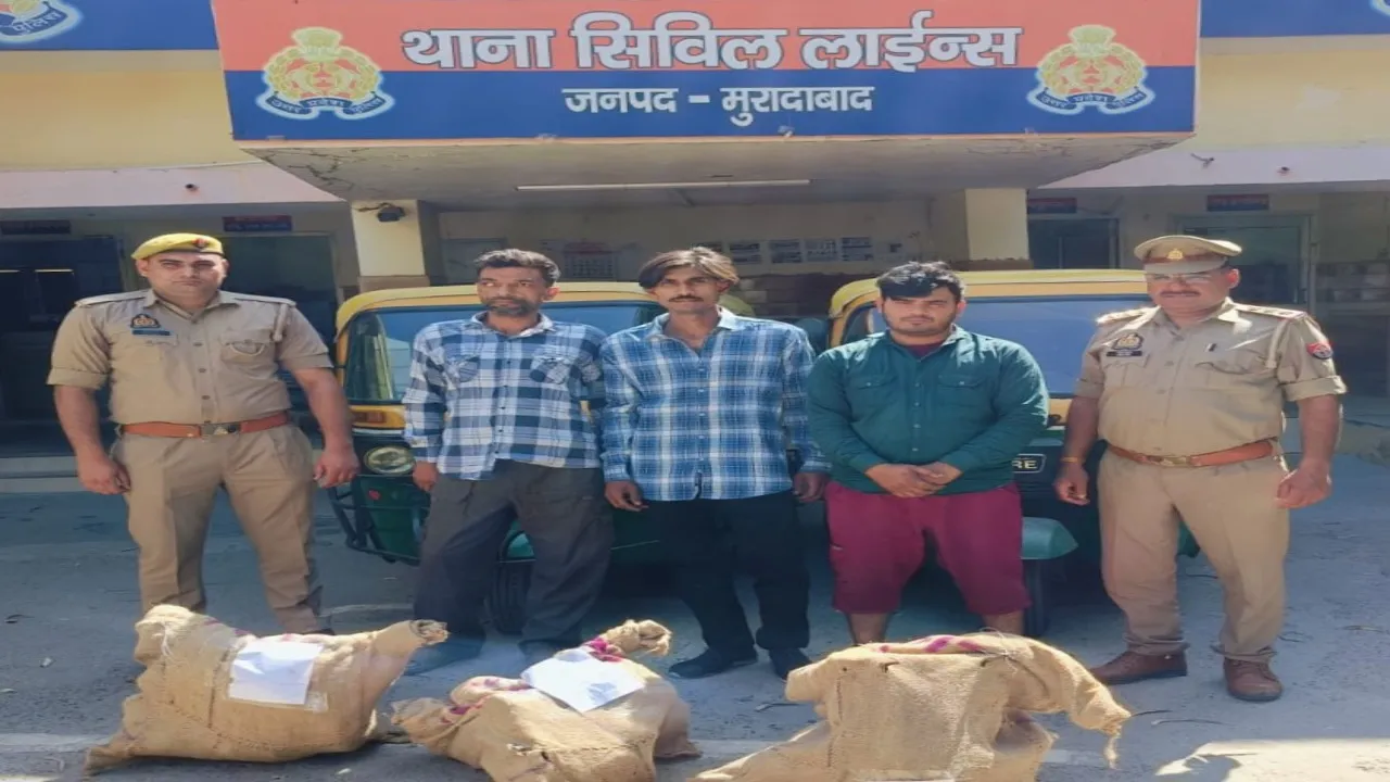 पुलिस की गिरफ्त में तीनों आरोपी और चोरी किया गया सामान