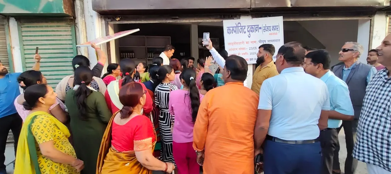 तुलाशेरपुर में शराब की दुकान खुलने पर हंगामा
