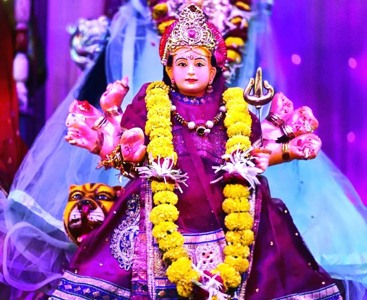  नवरात्रि के तीसरा दिन मां चंद्रघंटा की पूजा कर उन्हें प्रसन्न किया जाता है. माता चंद्रघंटा को कल्याणकारी और शांतिदायक का रूप मानते हैं. 