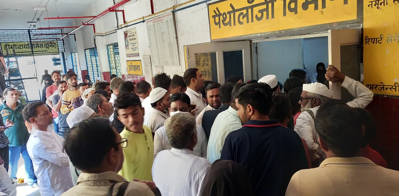 ये दुकान है या जिला अस्पताल की पैथोलॉजी,समझ पाना मुश्किल