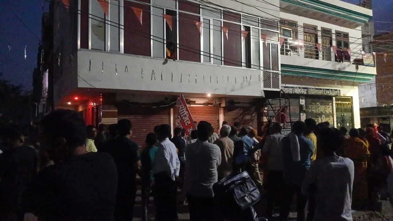 शराब दुकान खोलने का वि‍रोध करते लोग।