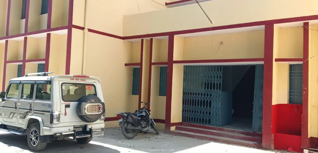 मुरादाबाद पेरेंट्स ऑल स्कूल के पदाधिकारी बुधवार को जिला विद्यालय निरीक्षक कार्यालय पर एकत्र हुए उसके बाद जिविनि देवेंद्र पांडे को ज्ञापन सौंपा।