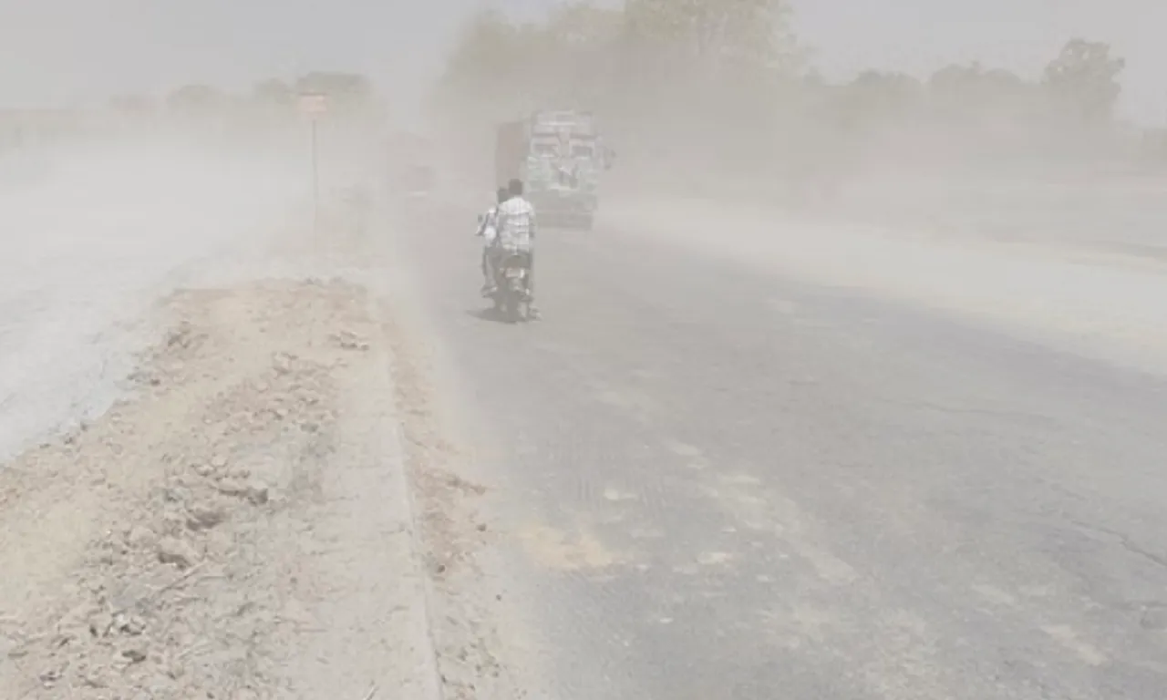 लखनऊ-पलिया हाईवे पर धूल-राख उड़ने से परेशान वाहन चालक।