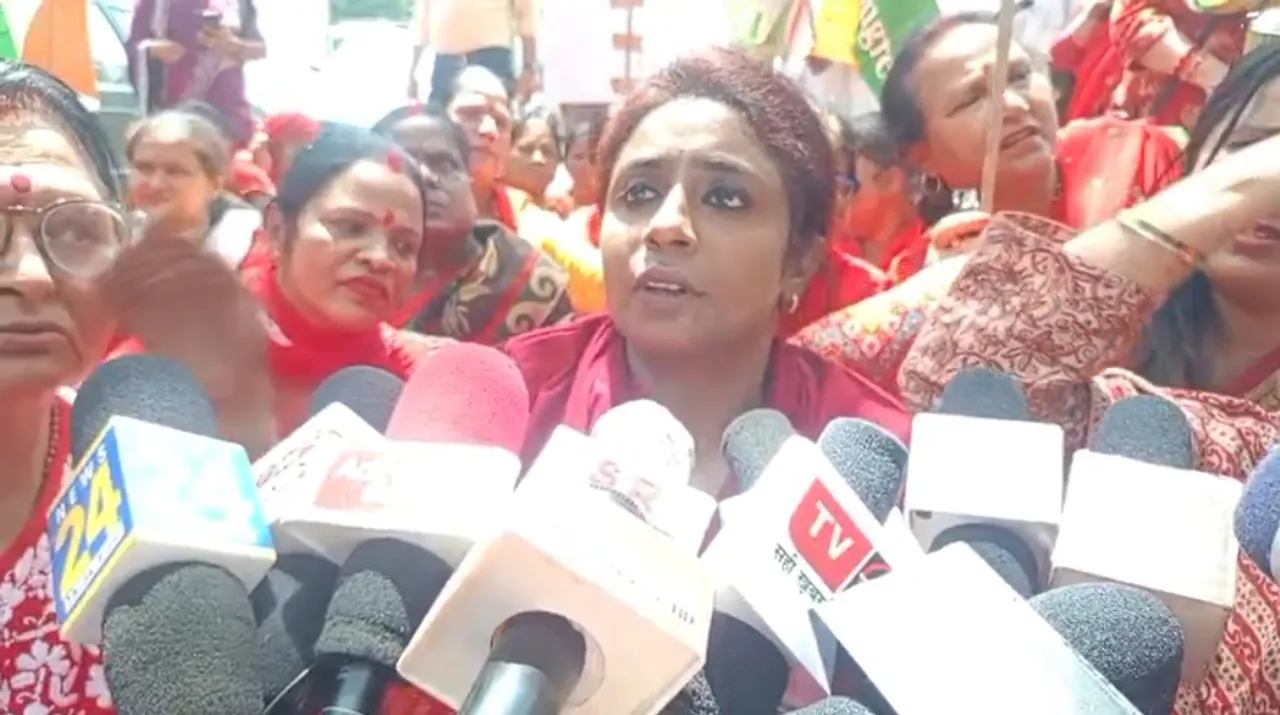 प्रदर्शन करती महिलाएं 