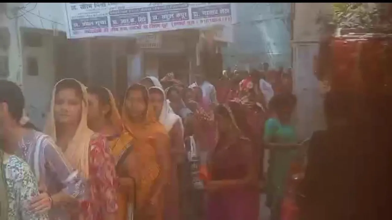  कानपुर के बिरहाना रोड स्थित माता वैभव लक्ष्मी मंदिर में खजाना पाने को उमड़े भक्त।