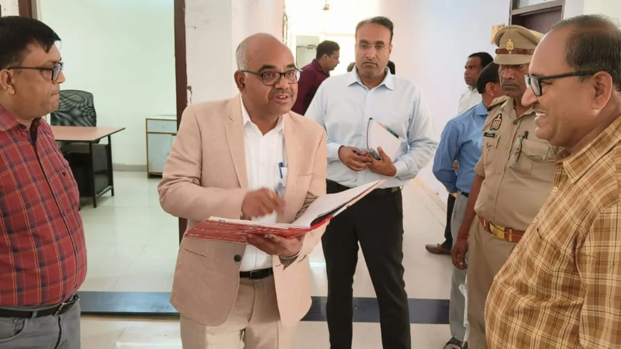  जिला पंचायत कार्यालय का निरीक्षण करते जिलाधिकारी जितेंद्र प्रताप सिंह।