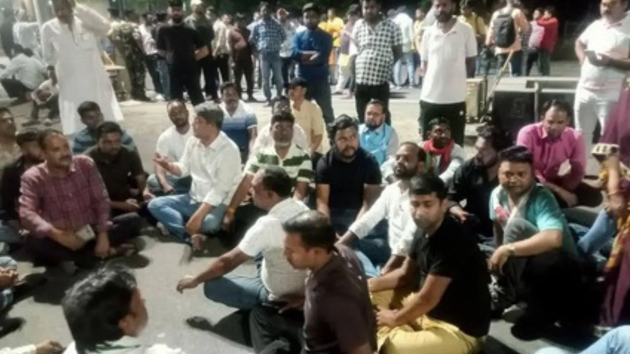 लाठीचार्ज में युवक की मौत के खिलाफ बवाल, पांच गाड़ियां फूंकीं, स्टील प्लांट के सीजीएम गिरफ्तार