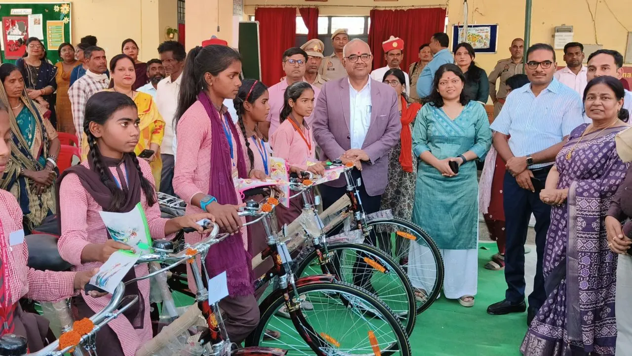  जिलाधिकारी से साइकिल पाकर खुश हुईं छात्राएं। फोटो-वाईबीएन