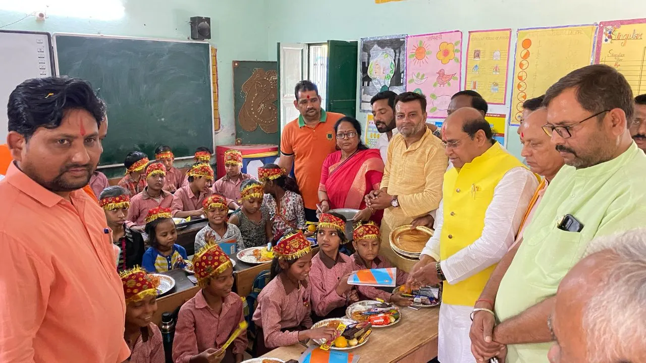  शास्त्रीनगर में कन्याओं का पूजन कर उन्हें भोज कराते गोविंदनगर विधायक सुरेंद्र मैथानी।