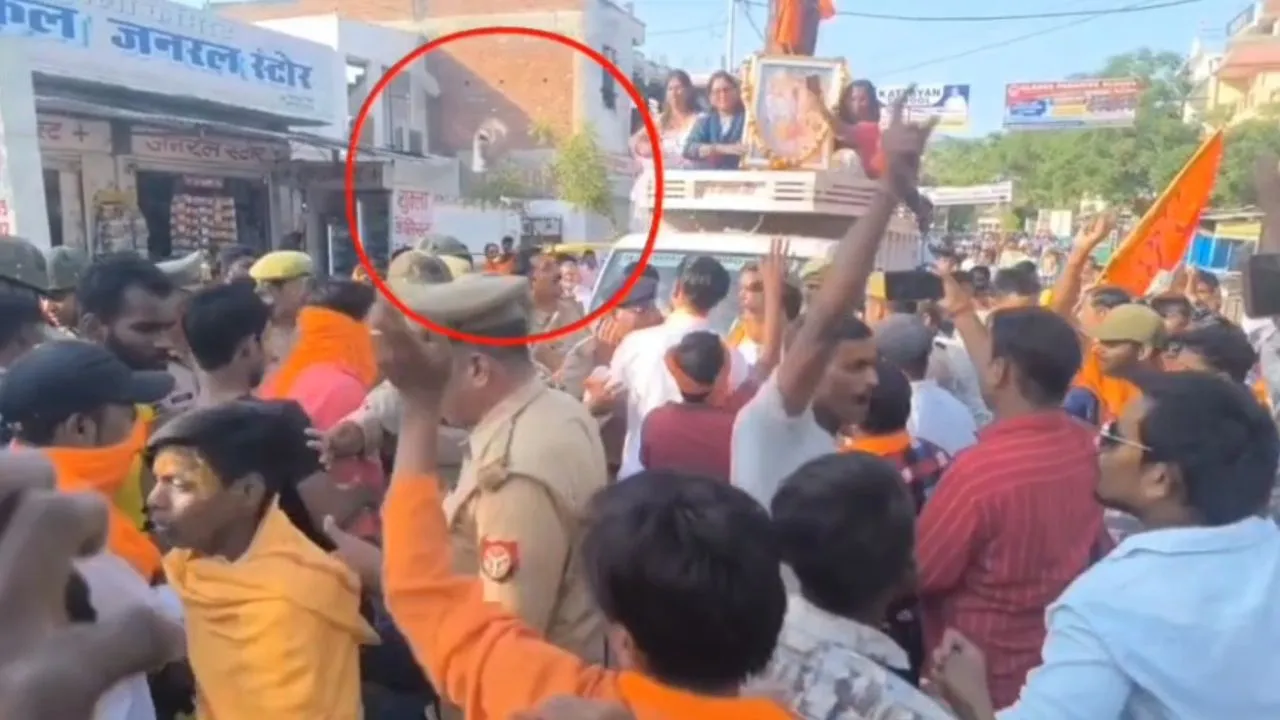 रामनवमी शोभायात्रा में माहौल बि‍गडने से बचा।
