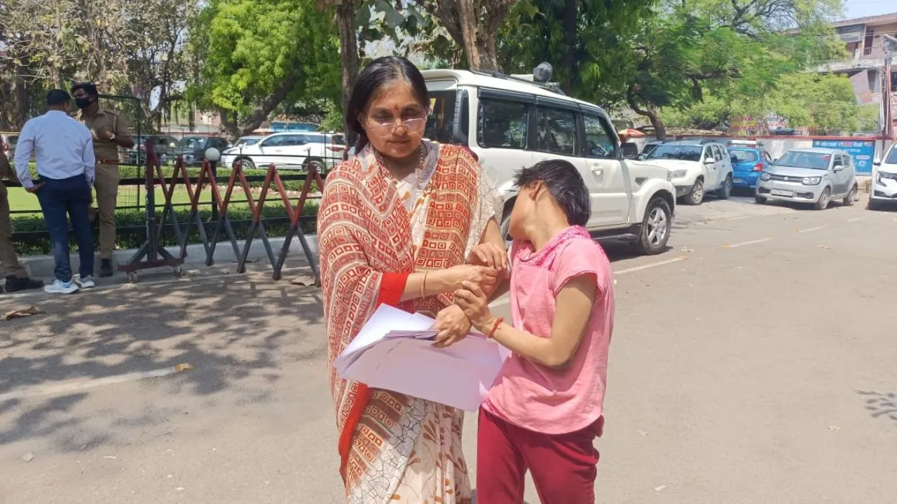 विकलांग बच्ची के साथ पुलिस कमिश्नर से गुहार लगाने आई महिला। 