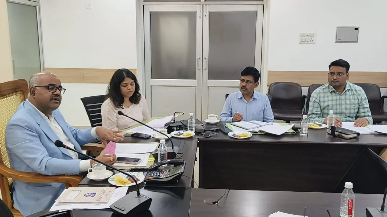 जनपदीय शुल्क नियामक समिति की बैठक करते जिलाधिकारी व मुख्य विकास अधिकारी।
