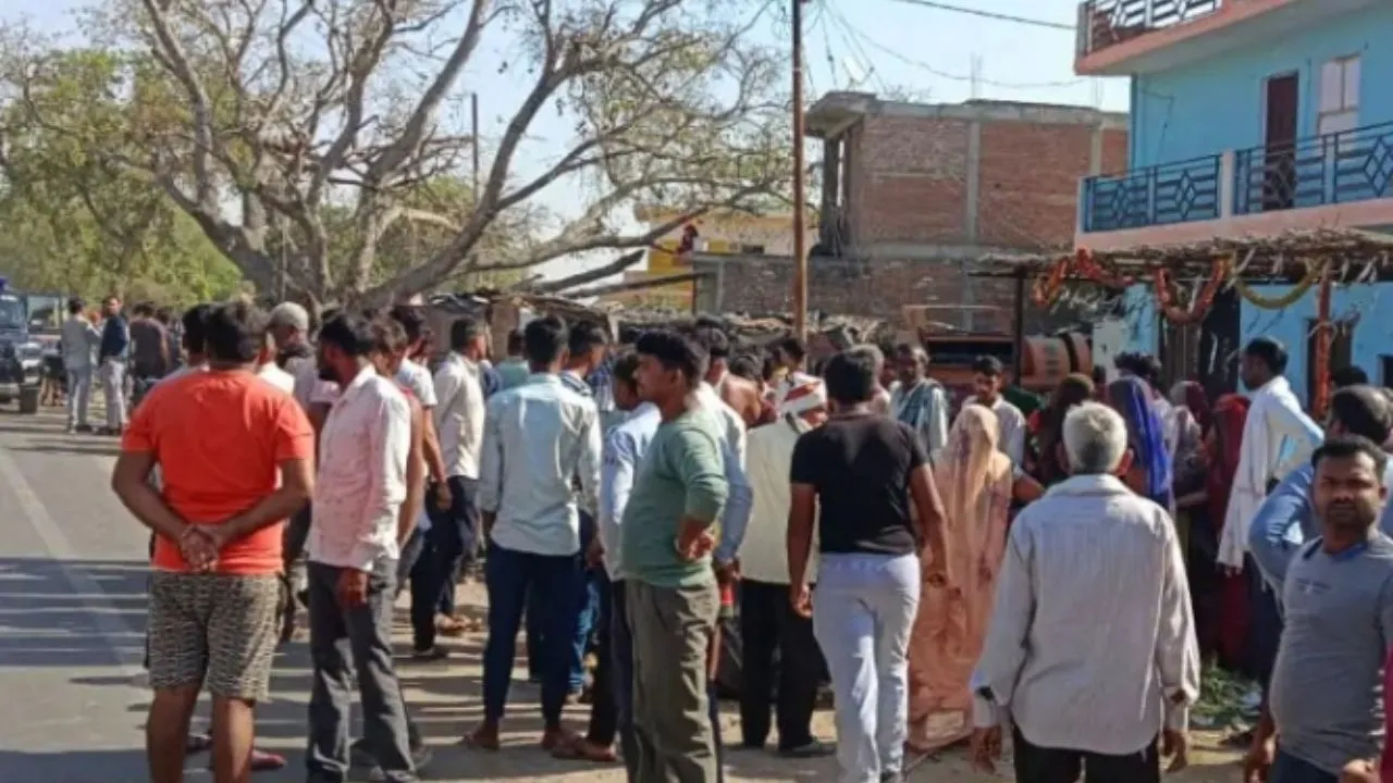 हादसे के बाद मौके पर लगी लोगों की भीड़ 