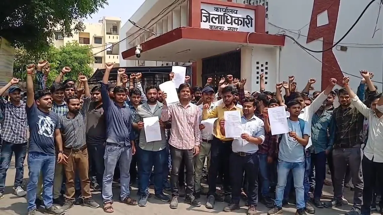 जिलाधिकारी दफ्तर पर प्रदर्शन करते कानपुर फर्टिलाइजर एंड केमिकल लिमिटेड के कर्मचारी।