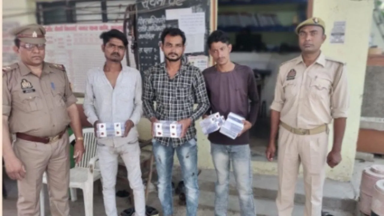पुलिस की गिरफ्त में मोबाइल लूटने वाले गिरोह के तीन बदमाश। 