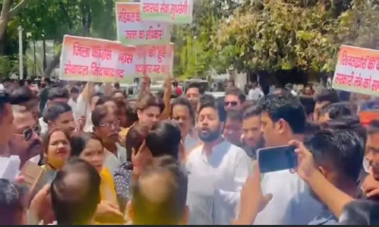 युवा कांग्रेस का जोरदार प्रदर्शन, सौंपा