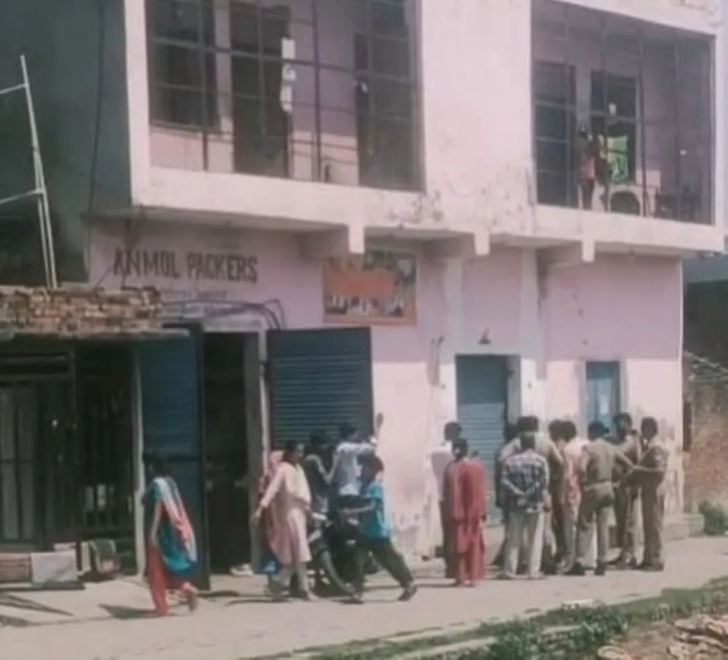 मझोला थाना के जयंतीपुर ढक्का में महिला की शिकायत की जांच करने पहुंचे चार पुलिस के जवानों को शिकायत में प्रतिवादी पक्ष के लोगों ने मकान में बंधक बना लिया। 