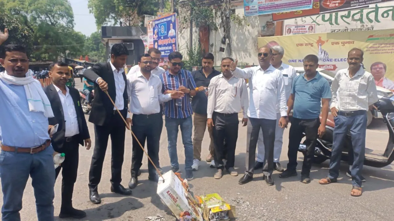 पेट्रोलियम मंत्री का पुतला जलाते कांग्रेसी।