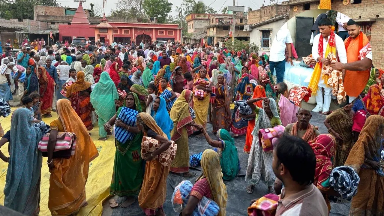 भीषण गर्मी में कंबल बांटे भाजपा मंत्री, चुनावी मौसम में गर्मी में गर्मजोशी की चर्चा तेज