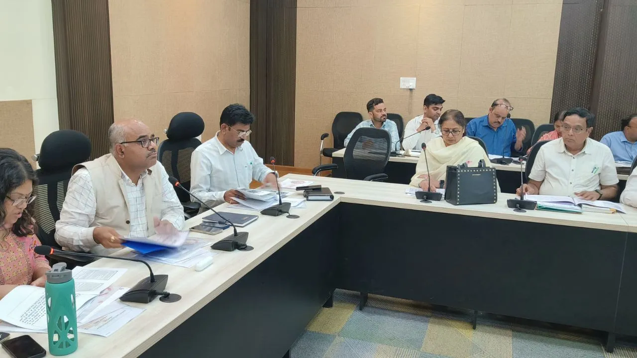 कानपुर में निजी स्कूलों की मनमानी जारी है।