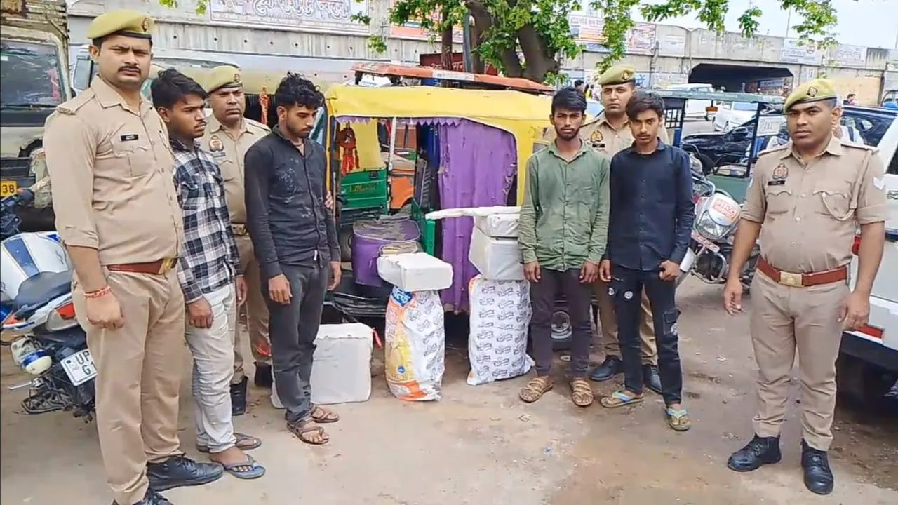 चोरी के माल समेत पकड़े गए चार चोर।