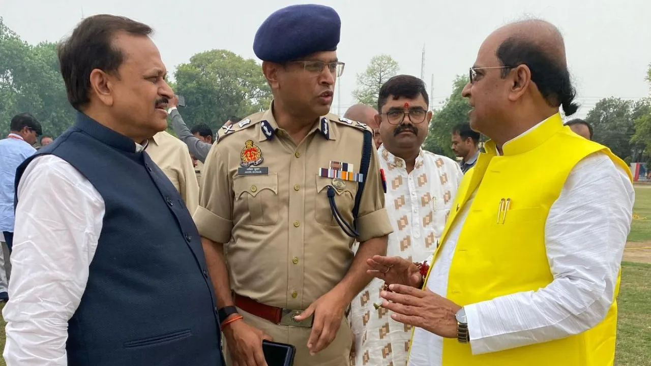  हिंदू संगठनों पर मुकदमों को लेकर पुलिस कमिश्नर से बात करते सांसद रमेश अवस्थी व विधायक सुरेंद्र मैथानी। 