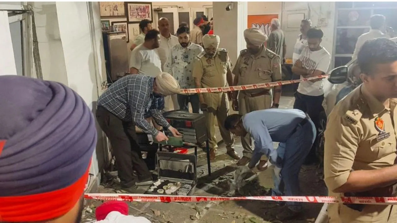 Jalandhar grenade attack: शहर में रेलवे स्टेशन पर बेखौफ होकर घूमता आरोपी सीसीटीवी में कैद