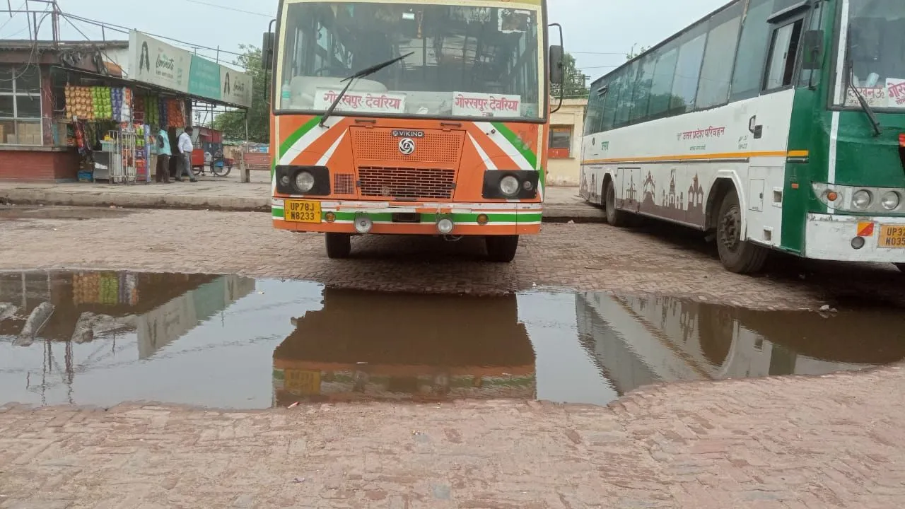बदहाली का शिकारी कानपुर का झकरकटी बस अड्डा। 