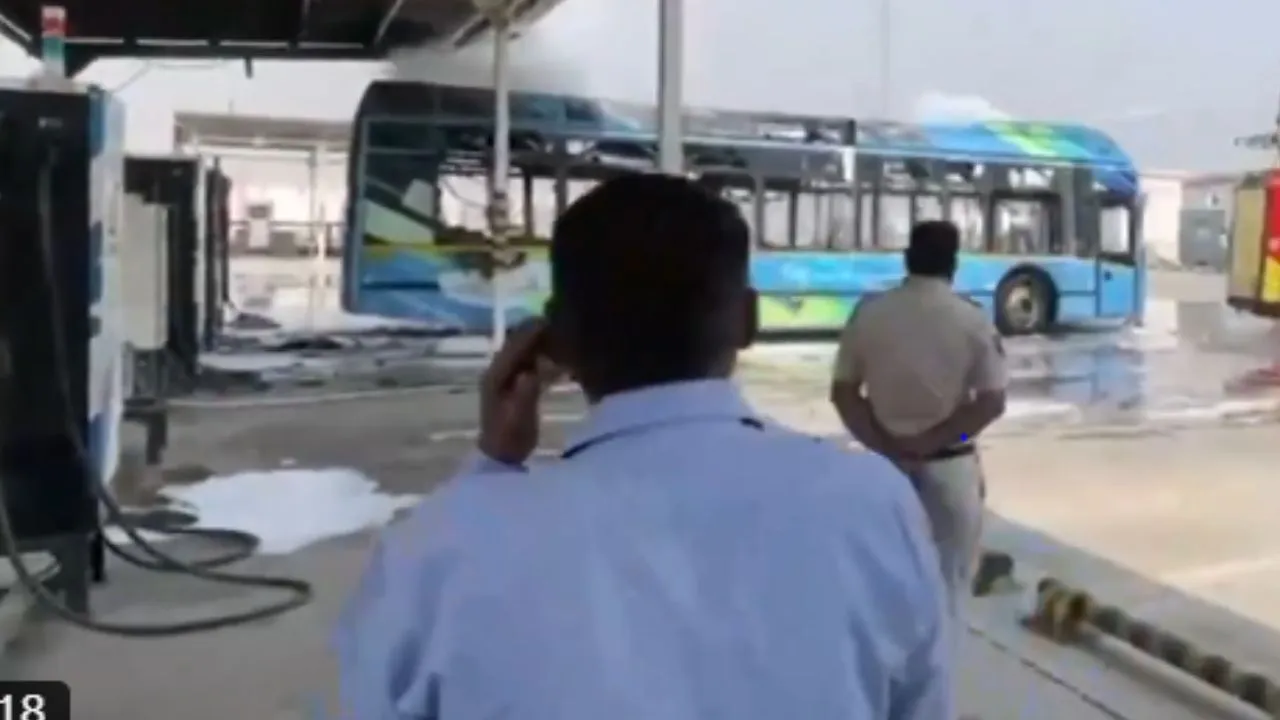 रोहिणी डिपो के डीटीसी बस में आग