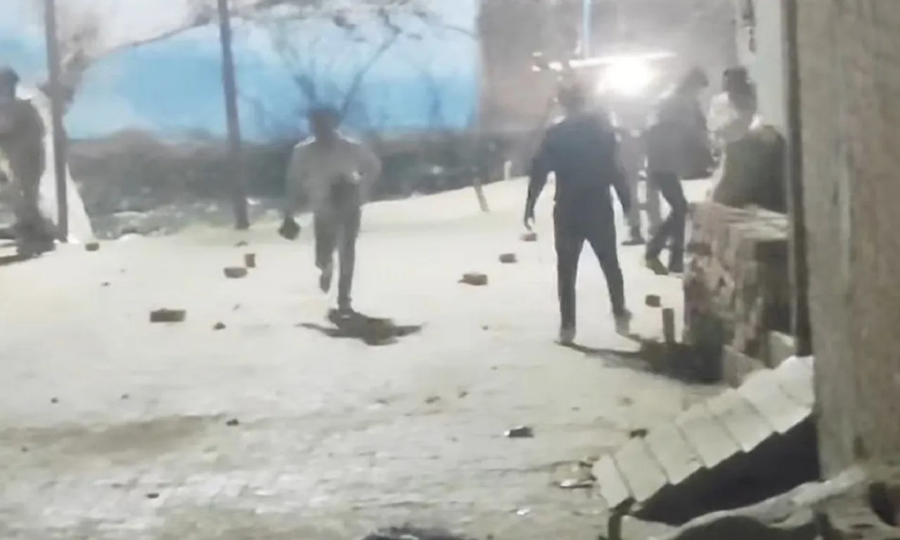  दो पक्षों में विवाद, पथराव 