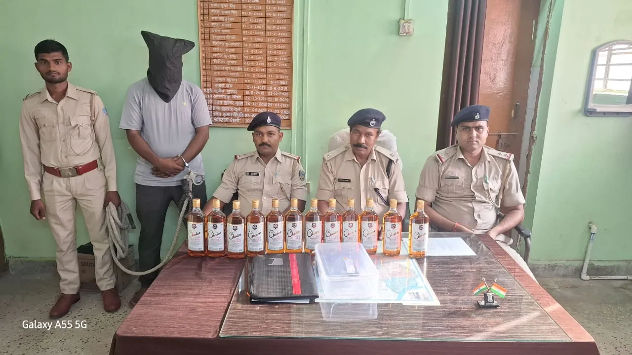 जब्त किए गए नकली शराब और गिरफ्तार  ट्रक चालक 