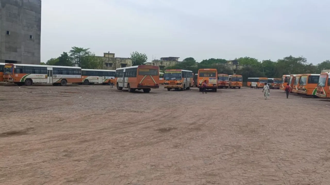 झकरकटी बस अड्डे पर खड़ीं बसें।