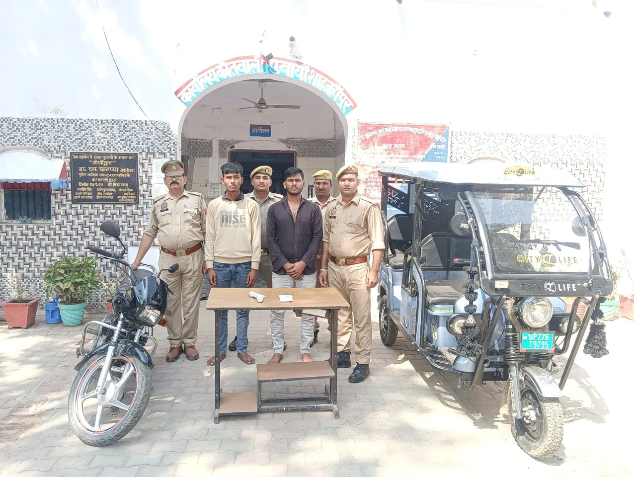 ई रिक्शा लूटकांड पुवायां 