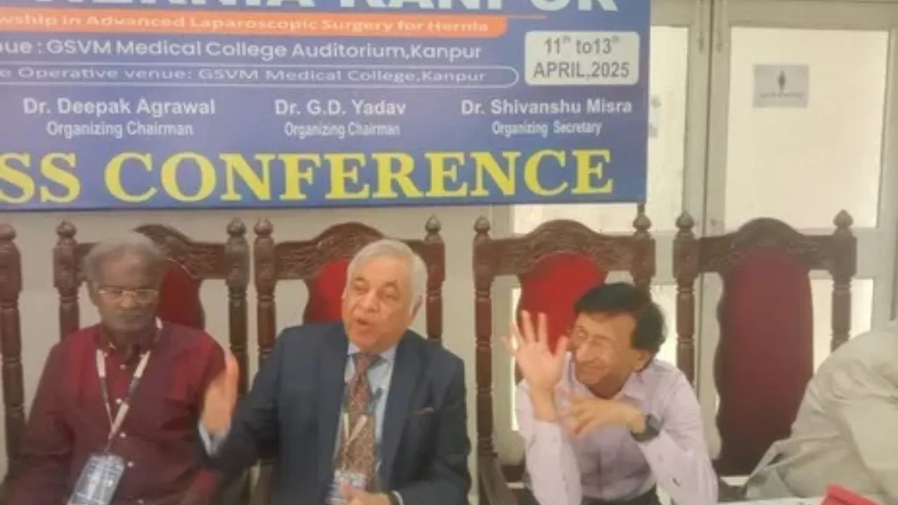 हर्नियां कार्यशाला में जानकारी देते डाक्टर