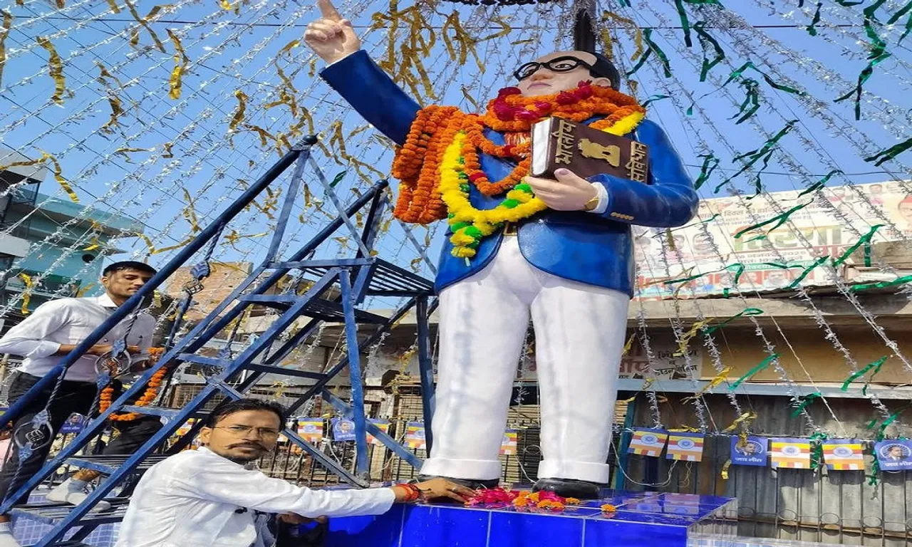 लोगों ने  प्रतिमा पर माल्यार्पण कर किया